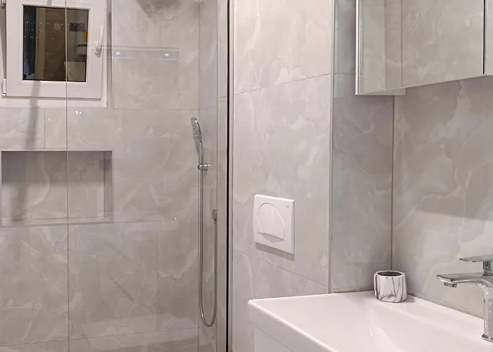 Апартаменты 2 Bedroom Awesome In